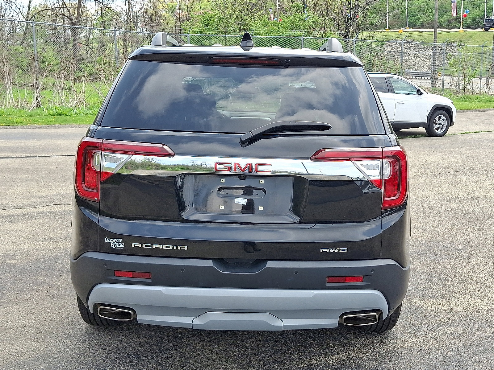 Used 2023 GMC Acadia SLE w/ Driver Convenience Package image 5