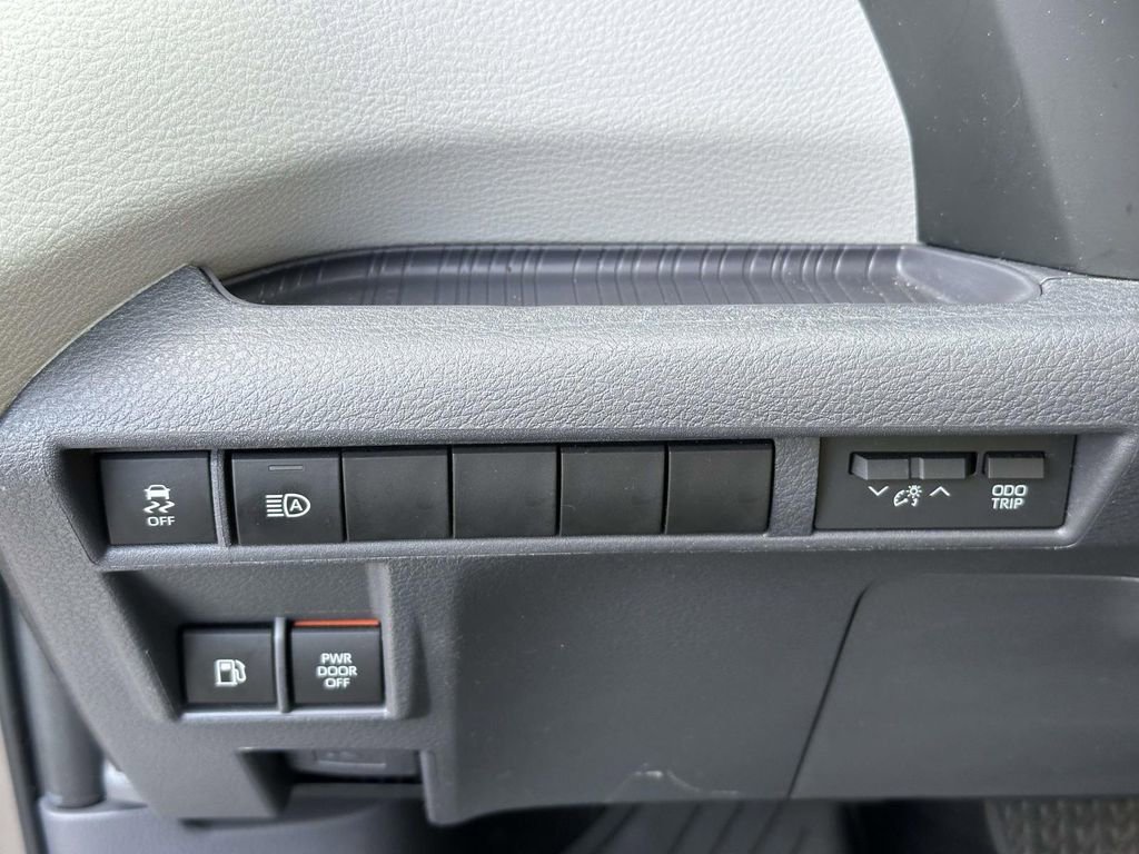 Used 2023 Toyota Sienna XLE image 20