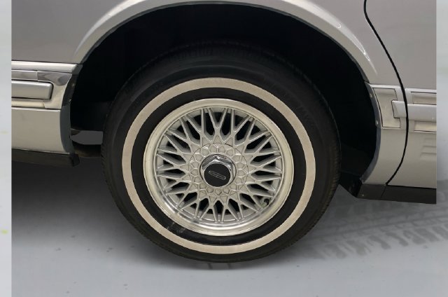 Used 1994 Lincoln Town Car Signature RWD image 17