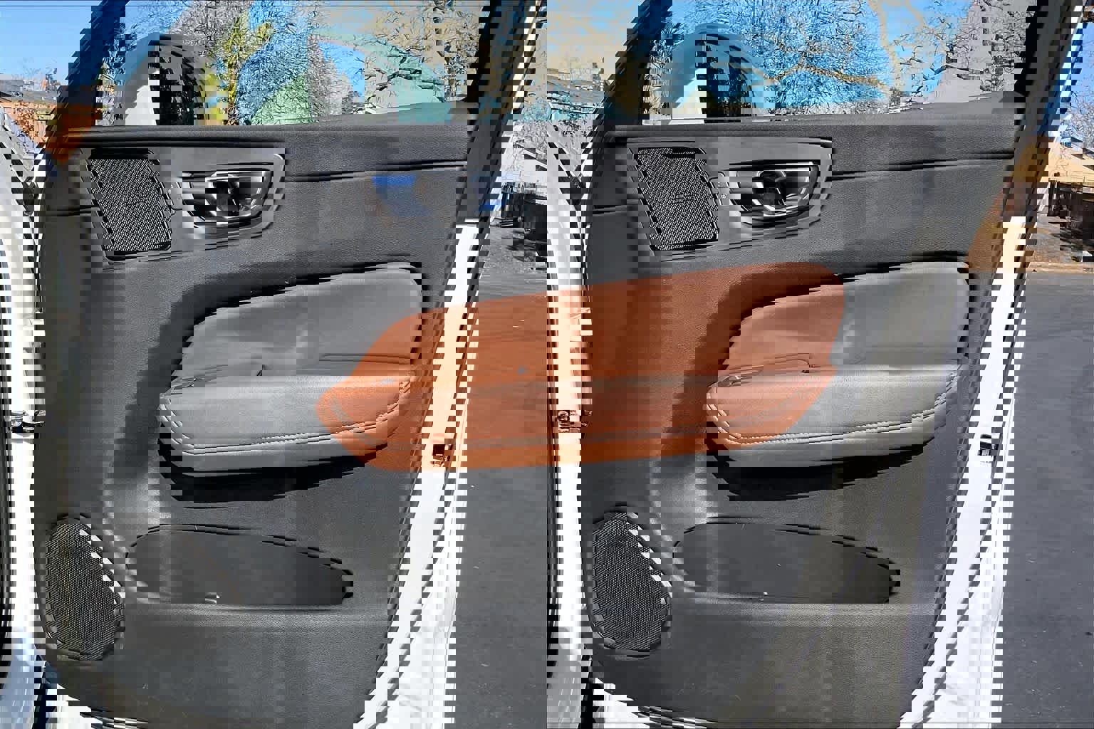 Used 2023 Volvo XC60 T8 Plus image 27