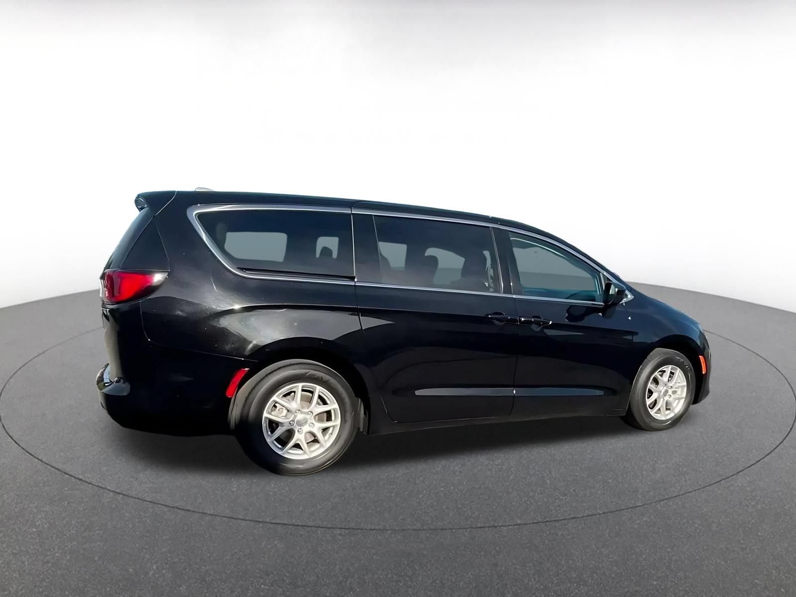 Used 2024 Chrysler Voyager LX FWD image 14