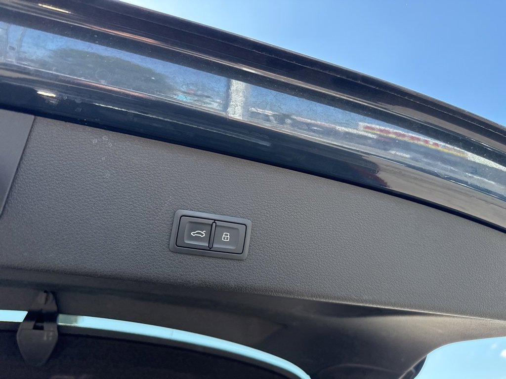 Used 2020 Audi e-tron Prestige w/ Prestige Package image 22