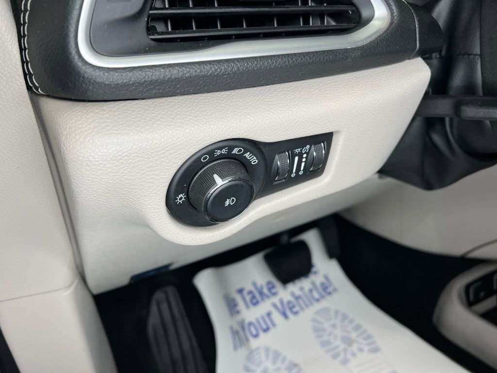 Used 2021 Chrysler Pacifica Touring-L image 16