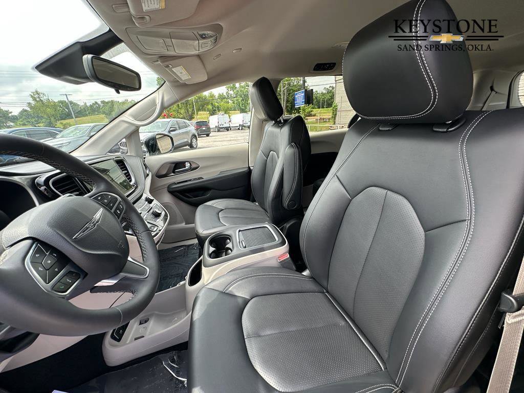 Used 2024 Chrysler Pacifica Select image 16