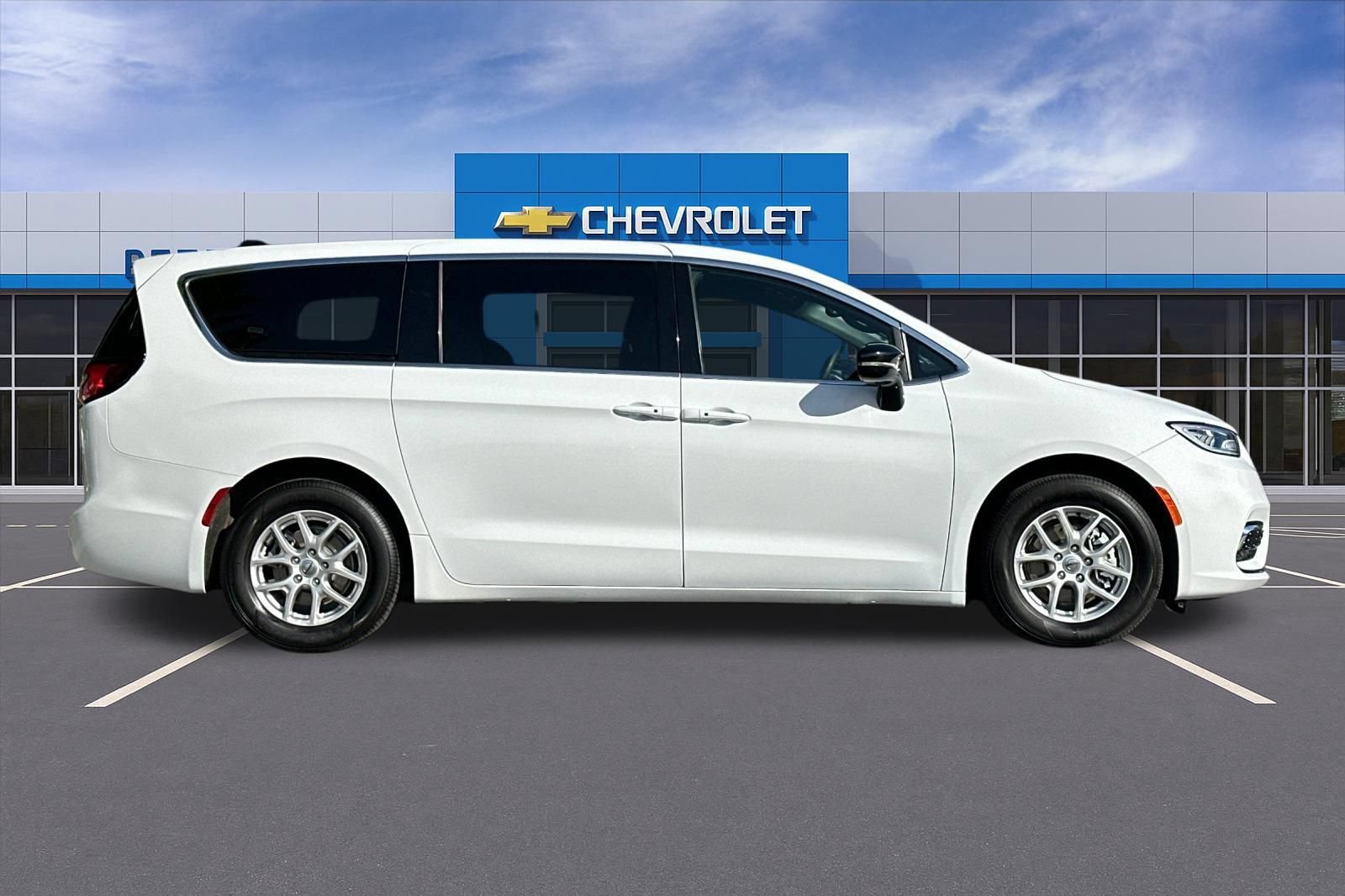 Used 2025 Chrysler Pacifica Select FWD image 3