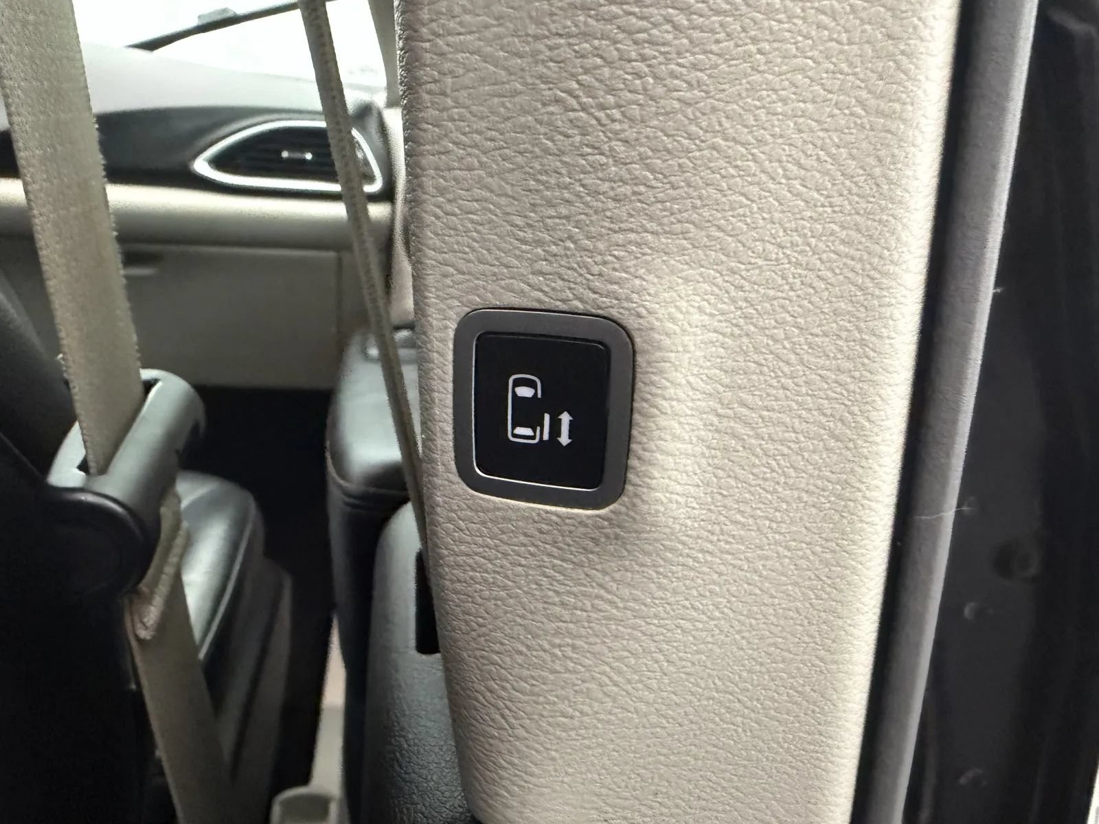 Used 2019 Chrysler Pacifica Touring-L FWD image 30