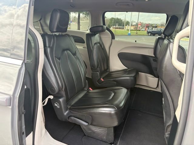 Used 2023 Chrysler Pacifica Touring-L FWD image 22