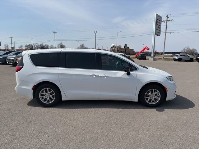 Used 2025 Chrysler Pacifica Select image 7
