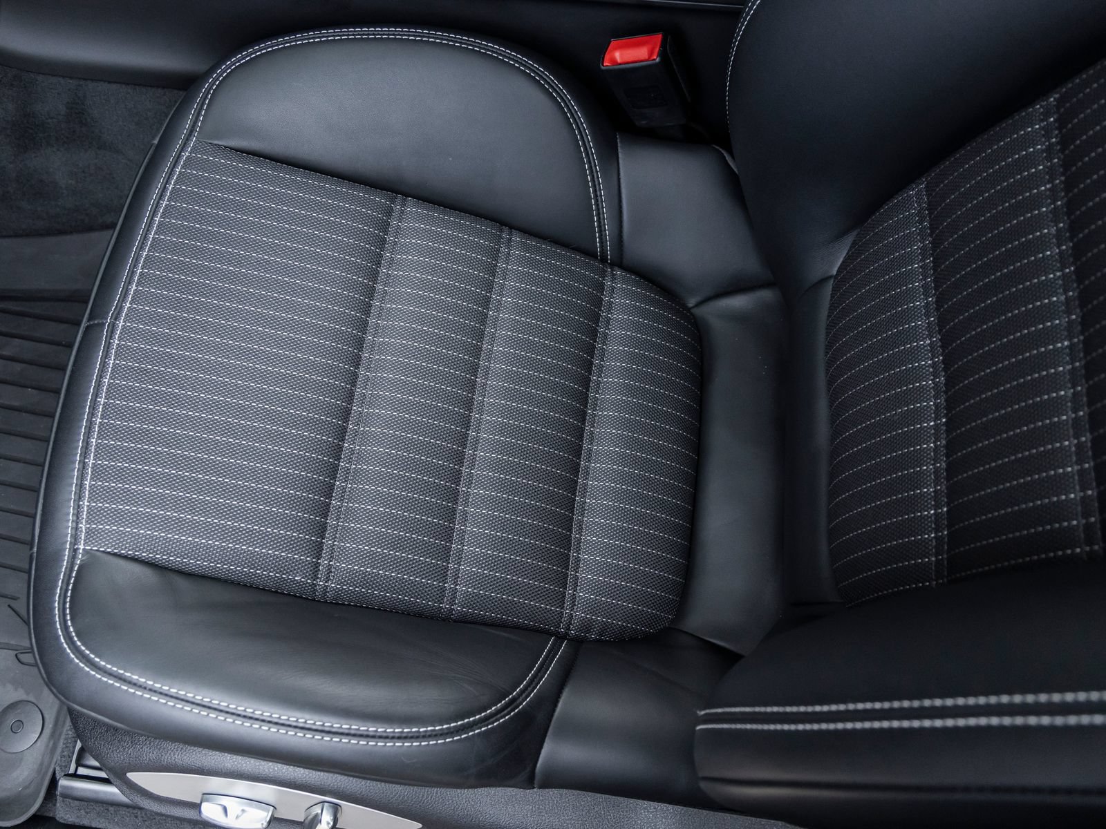 Certified 2025 Porsche Macan Turbo AWD/4WD image 22