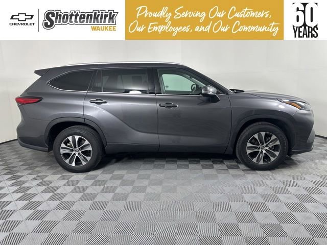 Used 2022 Toyota Highlander XLE image 2