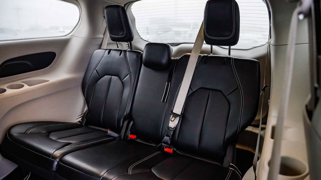 Certified 2024 Chrysler Pacifica Touring-L image 20