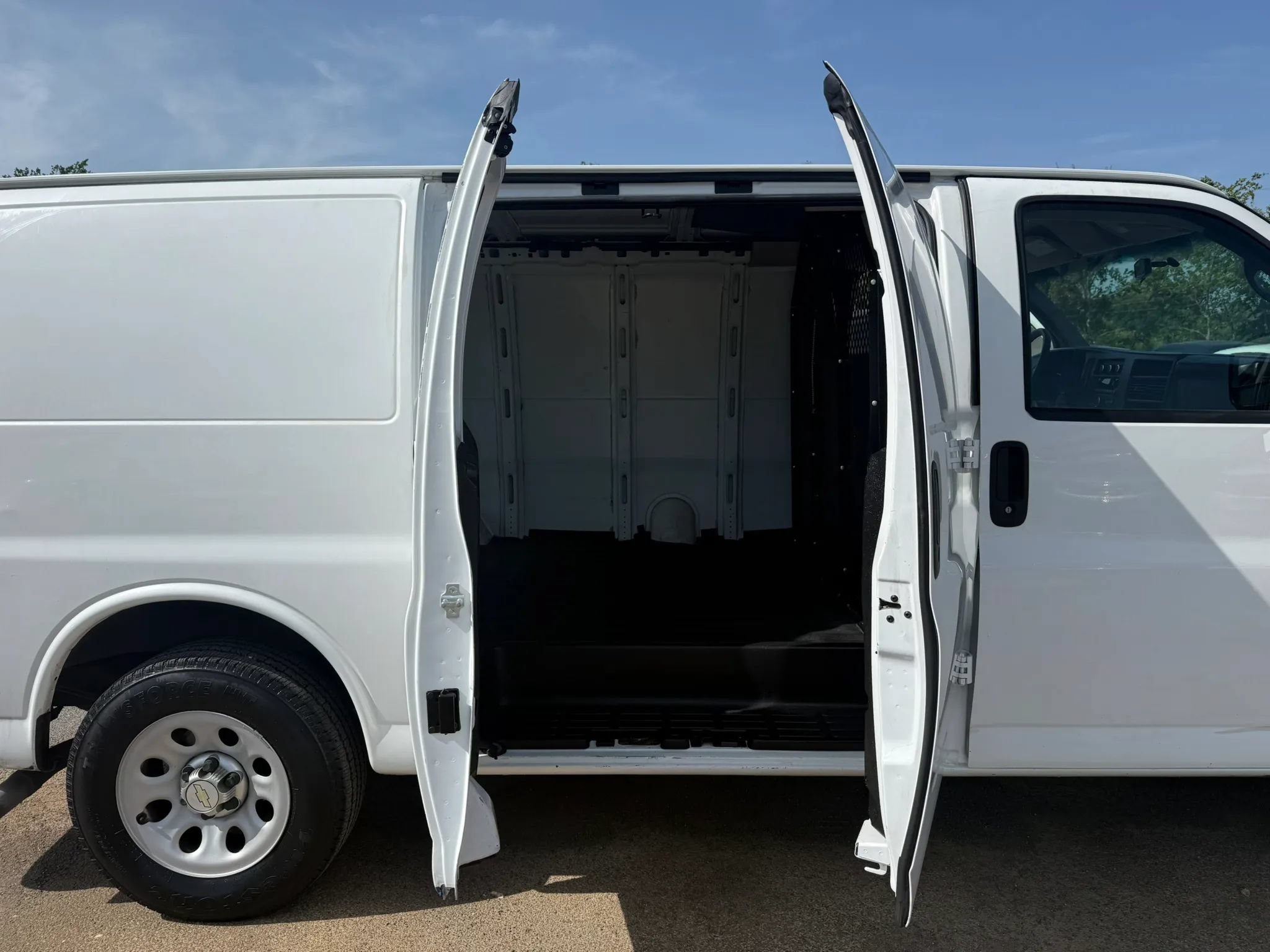 Used 2014 Chevrolet Express 1500 RWD image 15