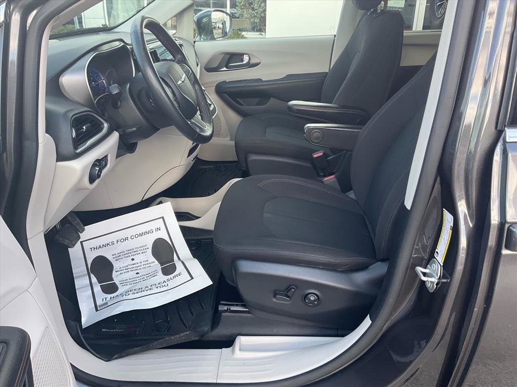 Used 2020 Chrysler Pacifica Touring w/ Cold Weather Group image 5