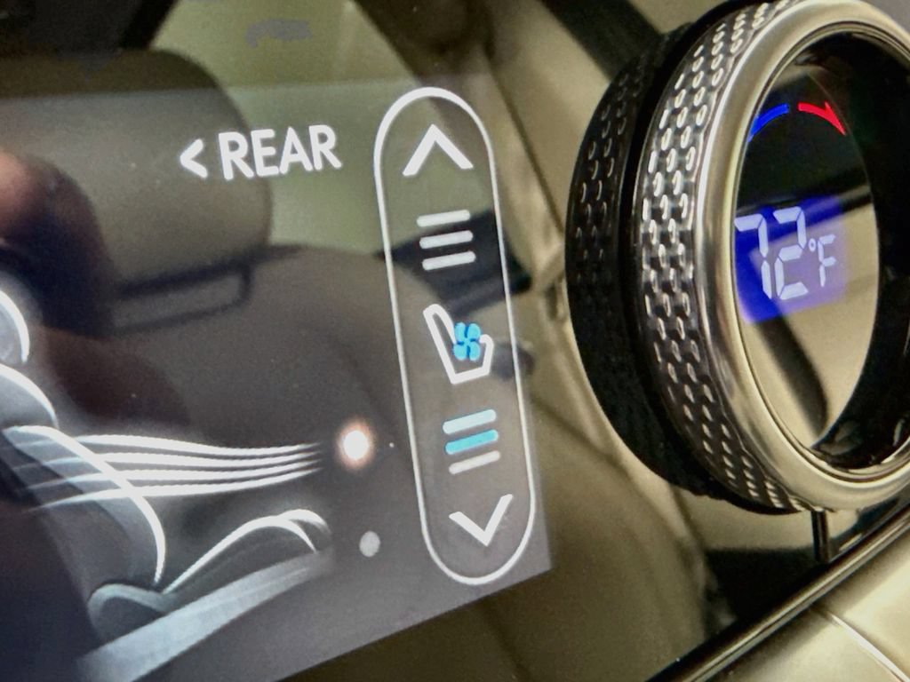 Used 2023 Genesis GV70 2.5T w/ Select Package AWD/4WD image 26