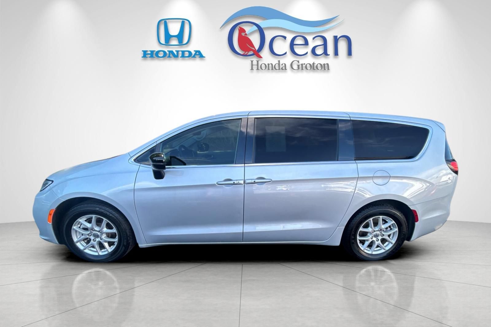 Used 2024 Chrysler Pacifica Touring-L FWD image 6