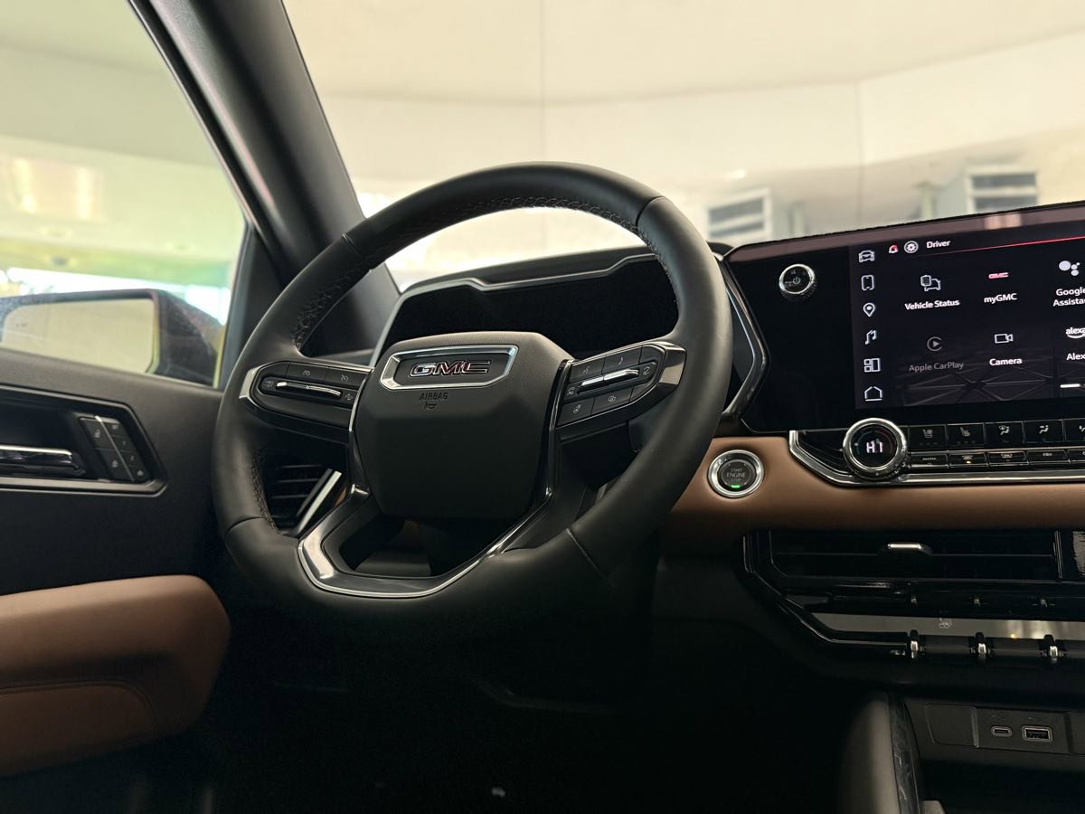 Used 2025 GMC Canyon AT4 w/ Technology Plus Package image 24