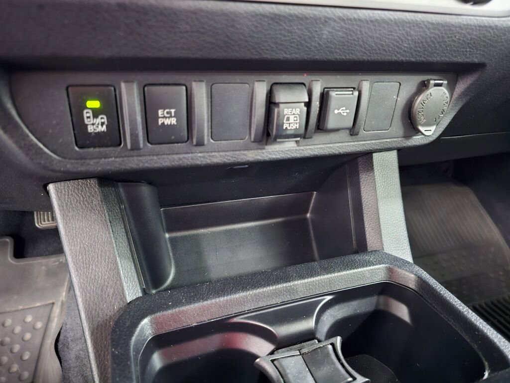Used 2021 Toyota Tacoma SR5 w/ Technology Package AWD/4WD image 21