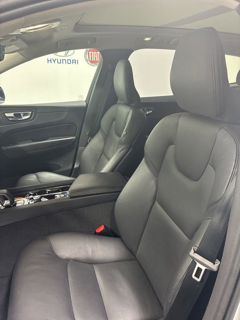 Used 2025 Volvo XC60 B5 Plus image 10