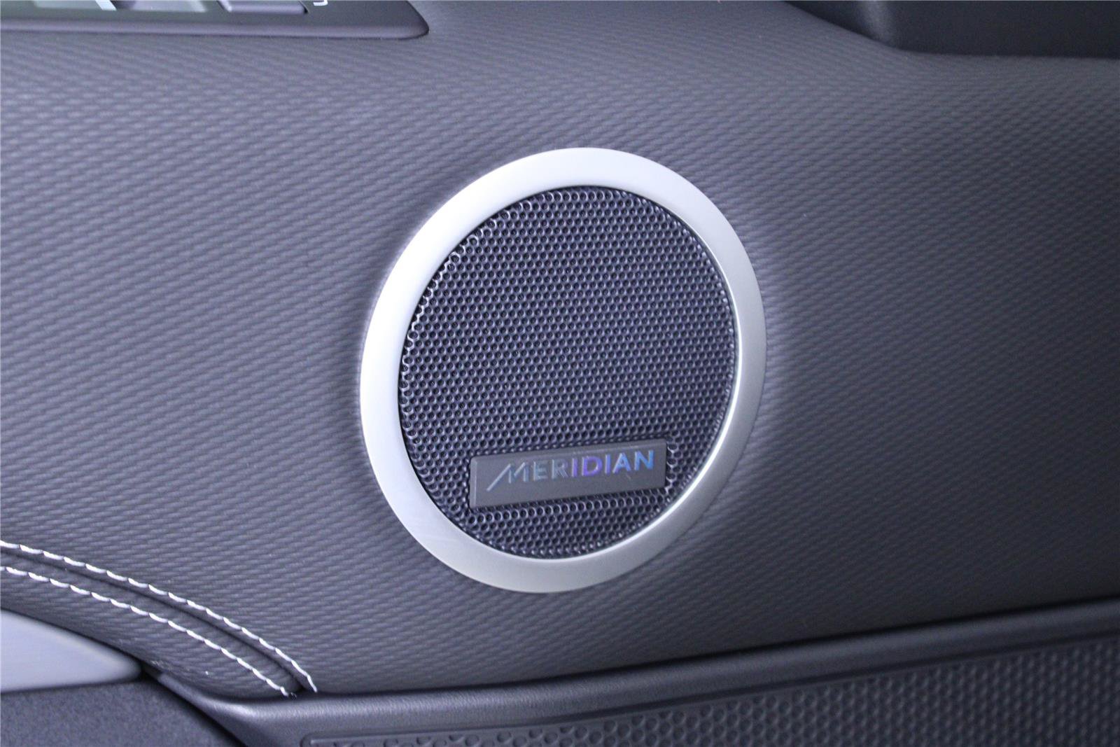 Used 2025 Land Rover Discovery Dynamic SE AWD/4WD image 19