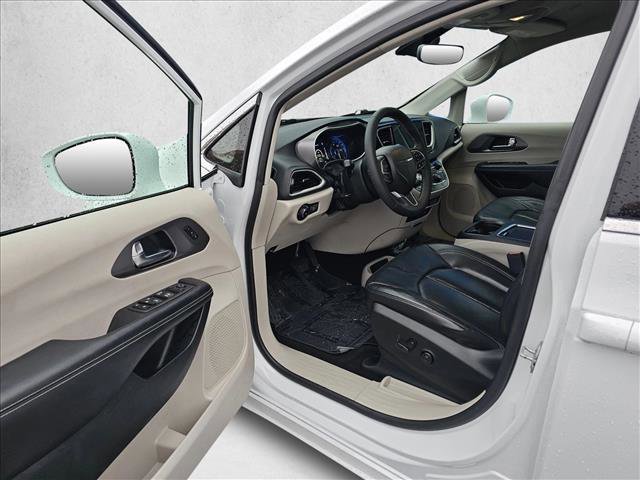 Used 2022 Chrysler Pacifica Touring-L image 18