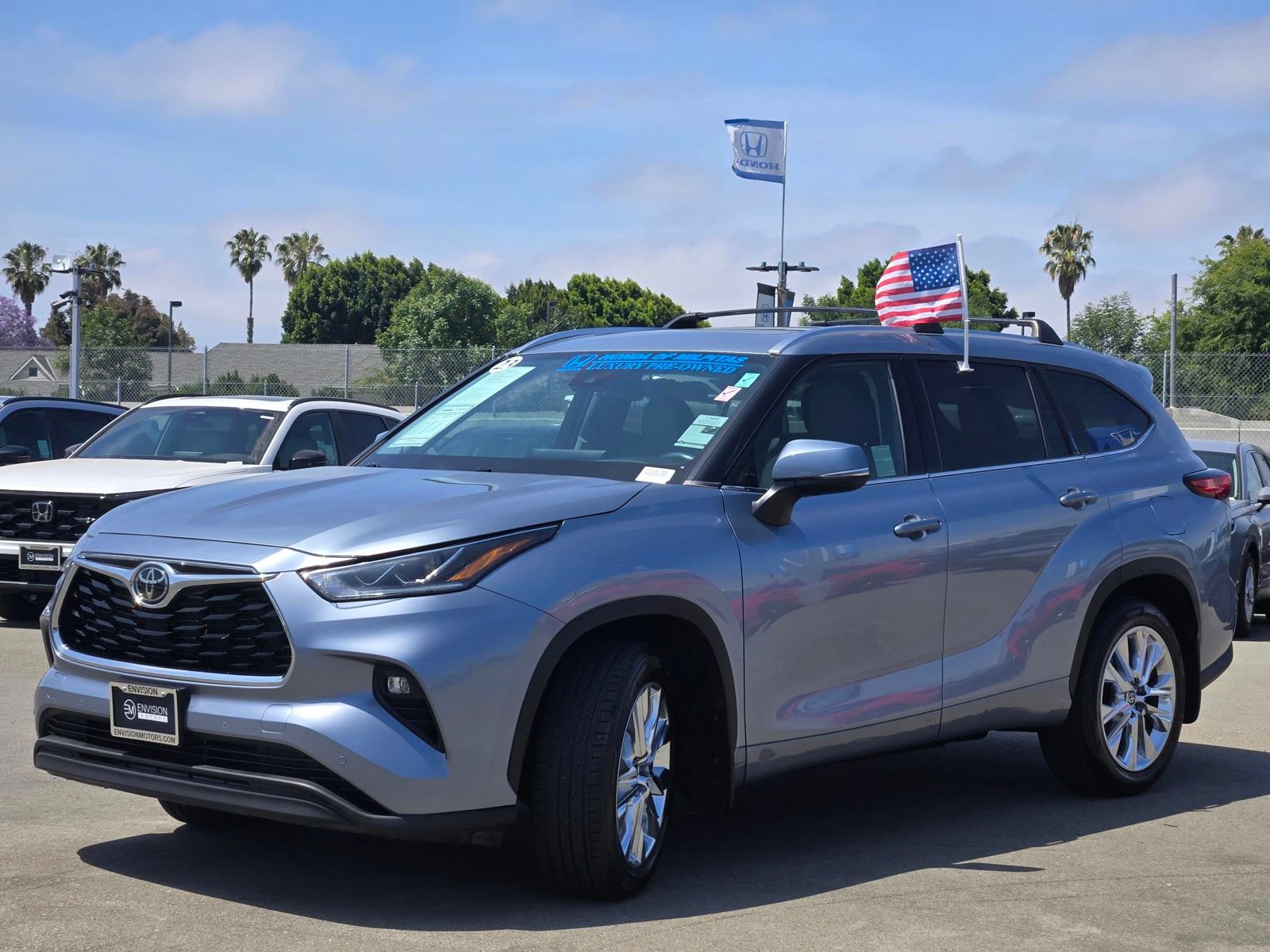 Used 2023 Toyota Highlander Limited FWD image 3