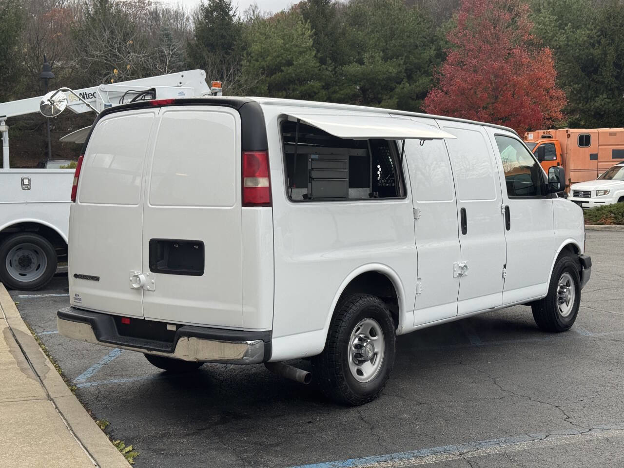 Used 2011 Chevrolet Express 2500 w/ Express Access Plus Package image 7