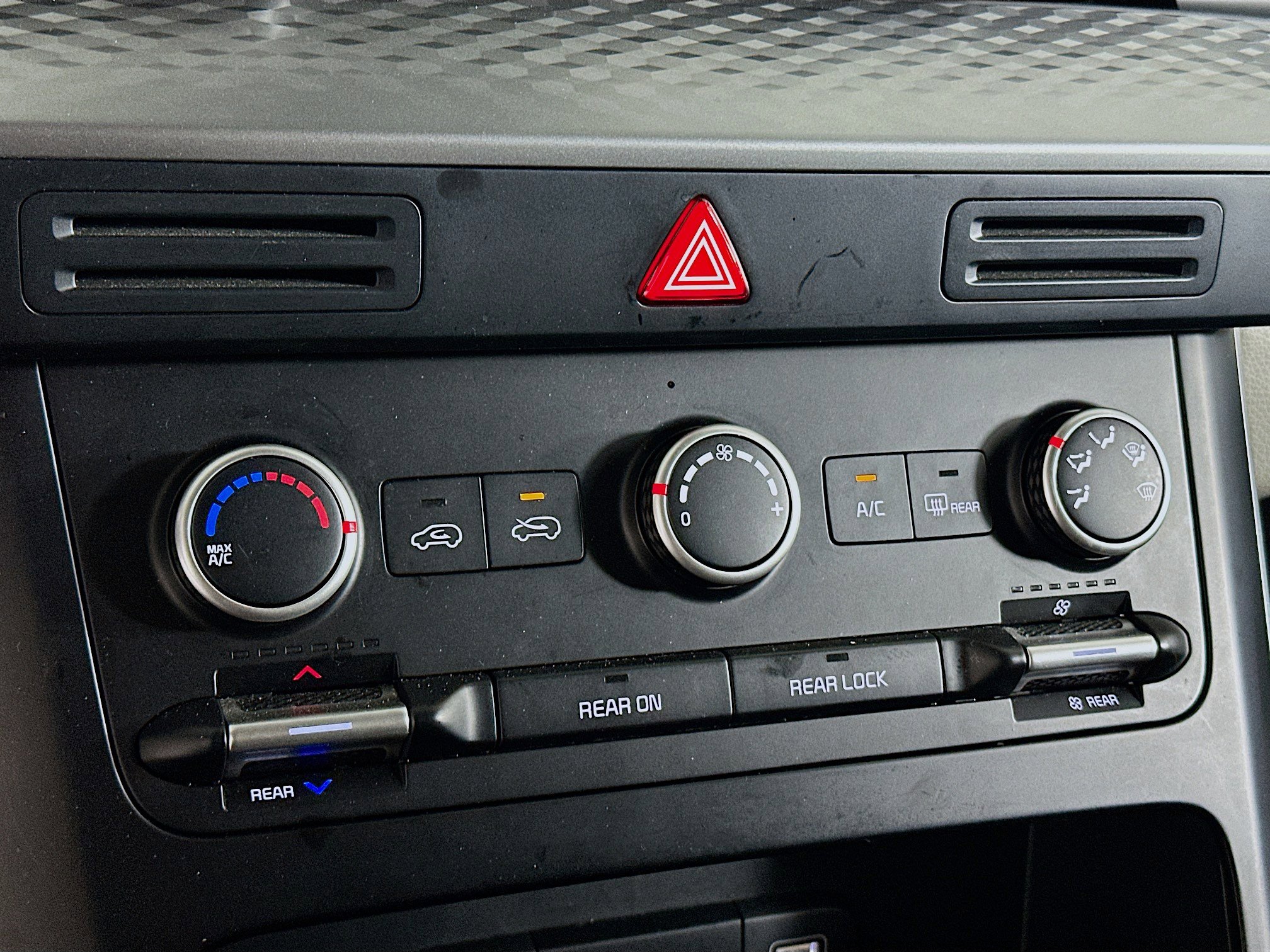 Used 2024 Kia Carnival LX image 23