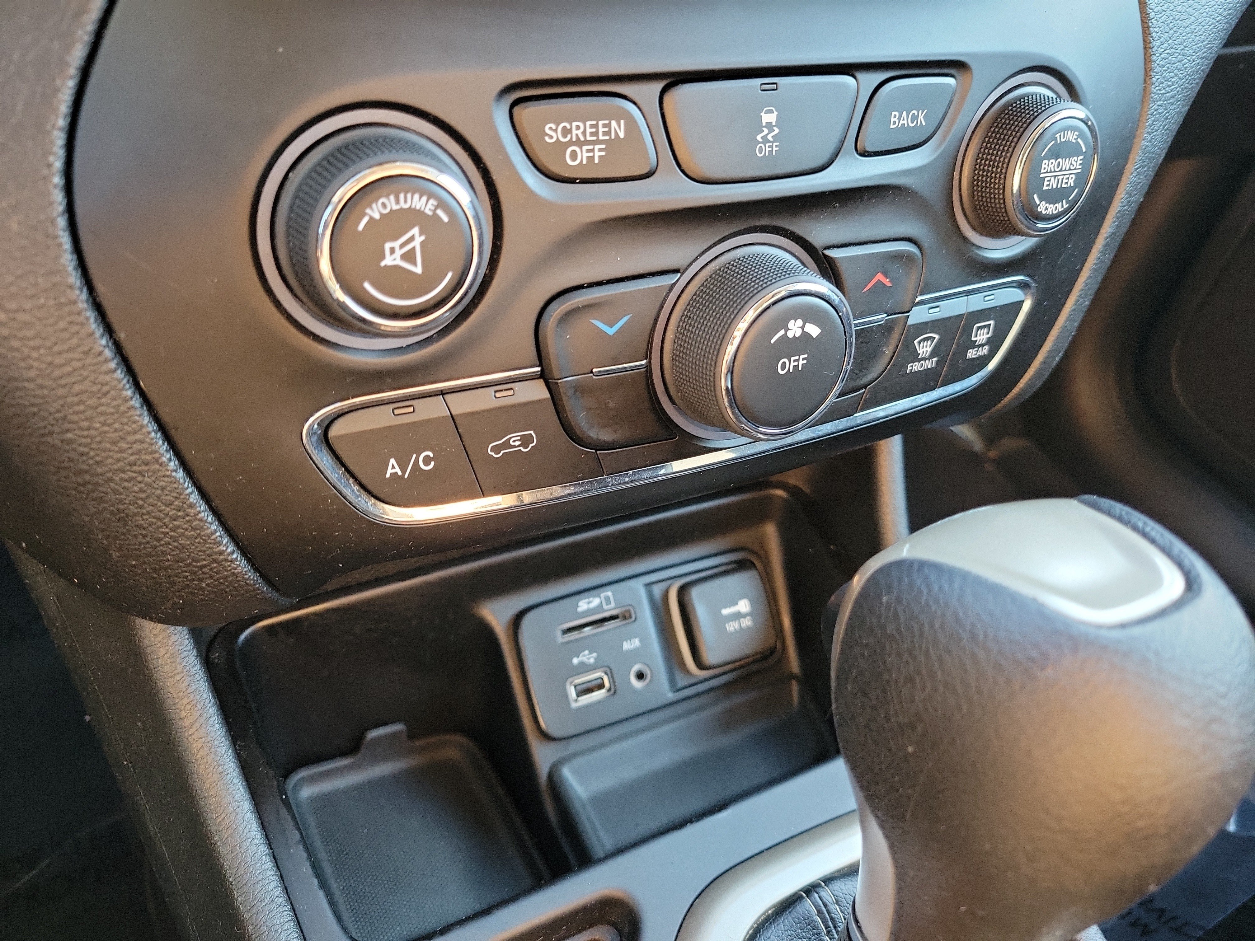 Used 2015 Jeep Cherokee Latitude w/ Cold Weather Group FWD image 29