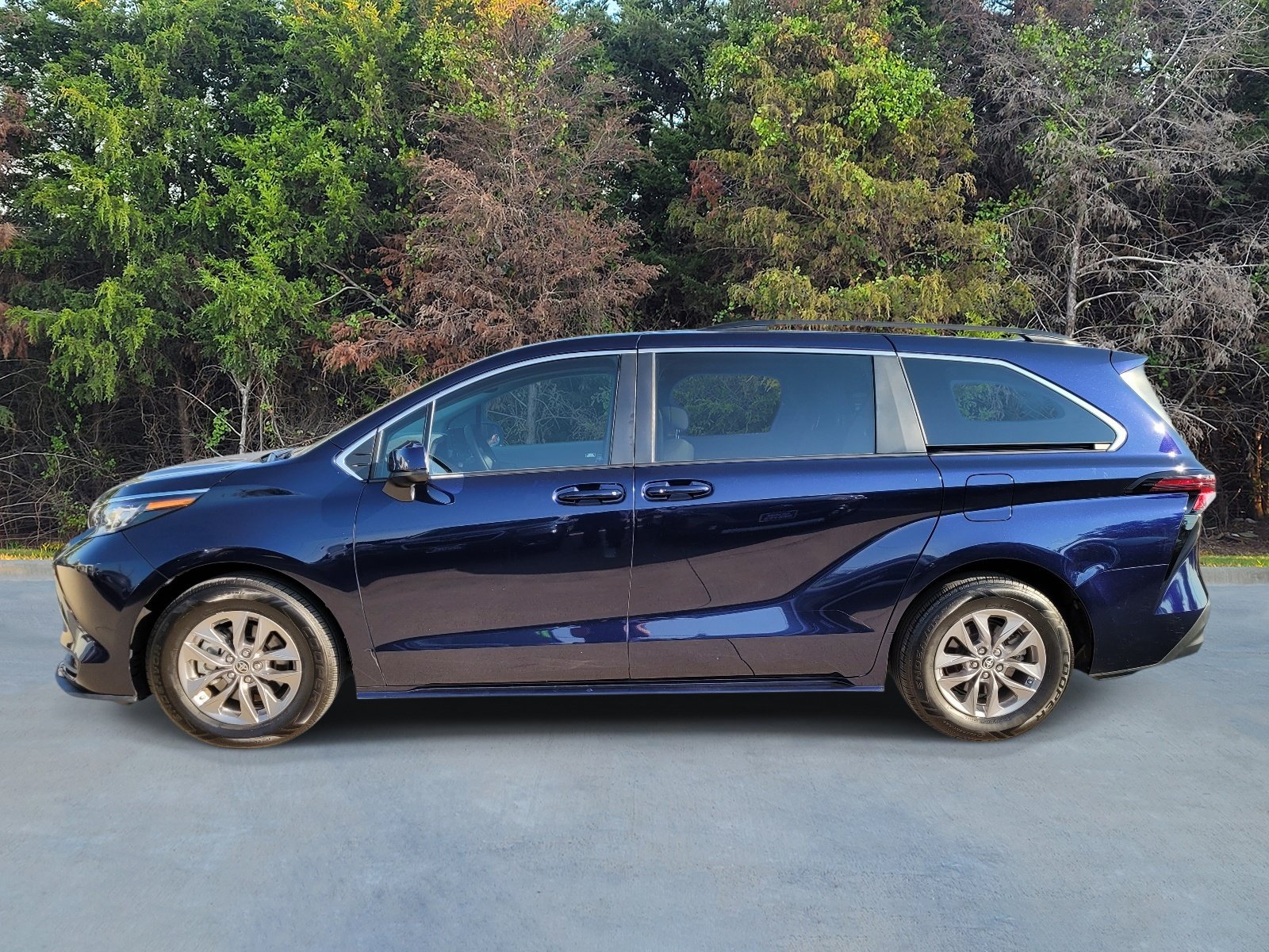 Used 2023 Toyota Sienna LE w/ LE Plus Package FWD image 21
