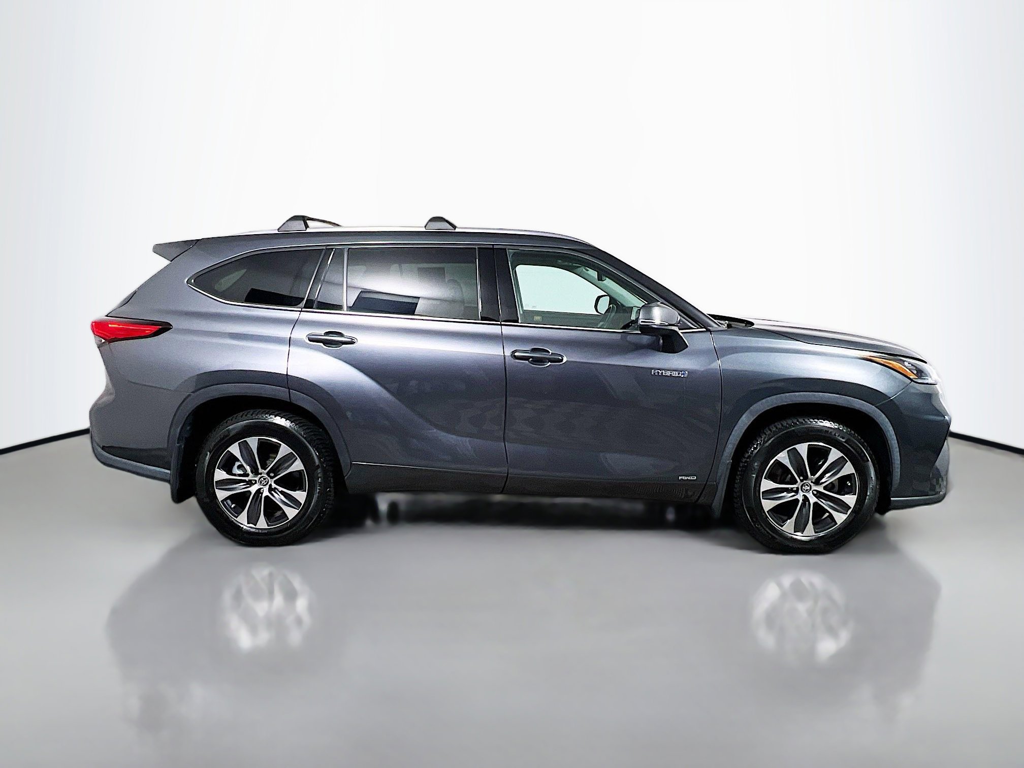 Used 2020 Toyota Highlander XLE image 3