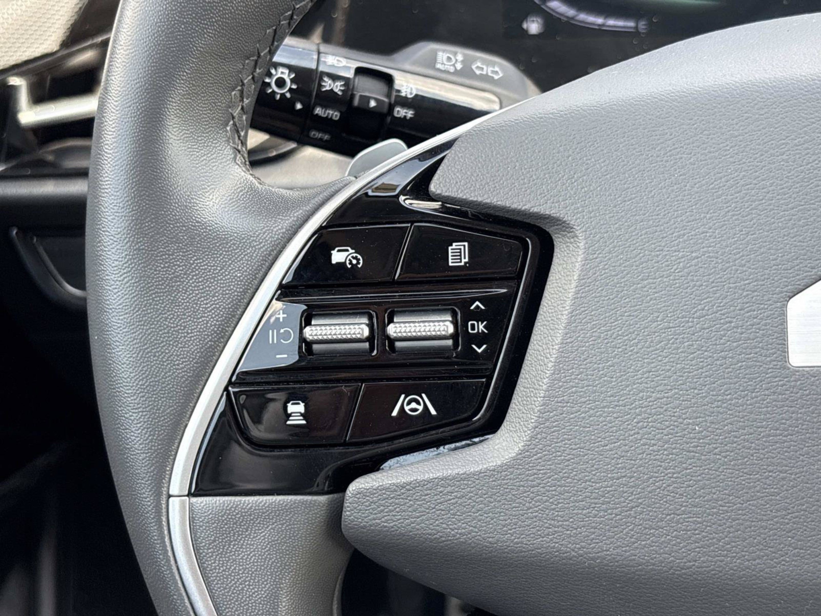 Used 2023 Kia Niro EX Touring FWD image 27