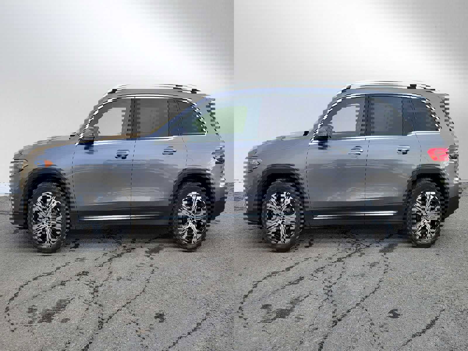 Used 2025 Mercedes-Benz EQB 350 4MATIC SUV image 5