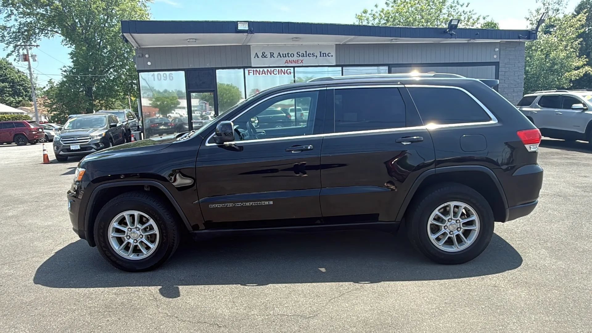 Used 2018 Jeep Grand Cherokee Laredo AWD/4WD image 4