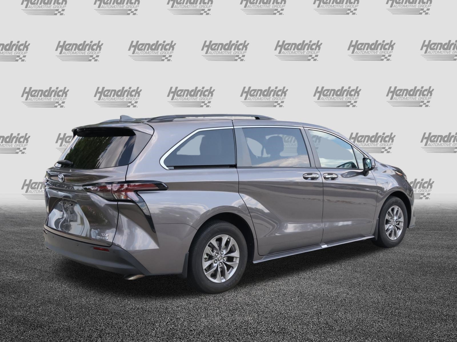 Used 2024 Toyota Sienna XLE w/ XLE Plus Package FWD image 9