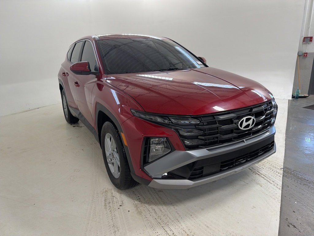 Certified 2025 Hyundai Tucson SE image 2