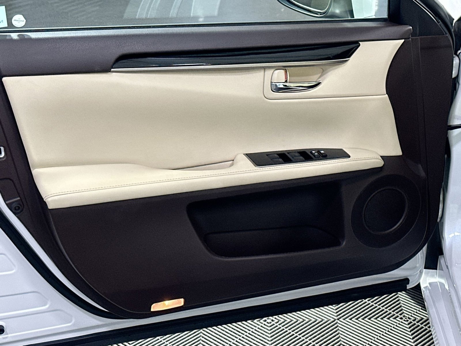 Used 2018 Lexus ES 350 w/ Accessory Package image 15