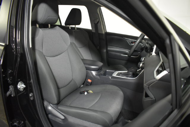 Used 2025 Toyota RAV4 XLE FWD image 32