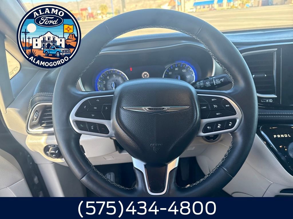 Used 2023 Chrysler Pacifica Touring-L w/ Uconnect Theater Family Group image 6