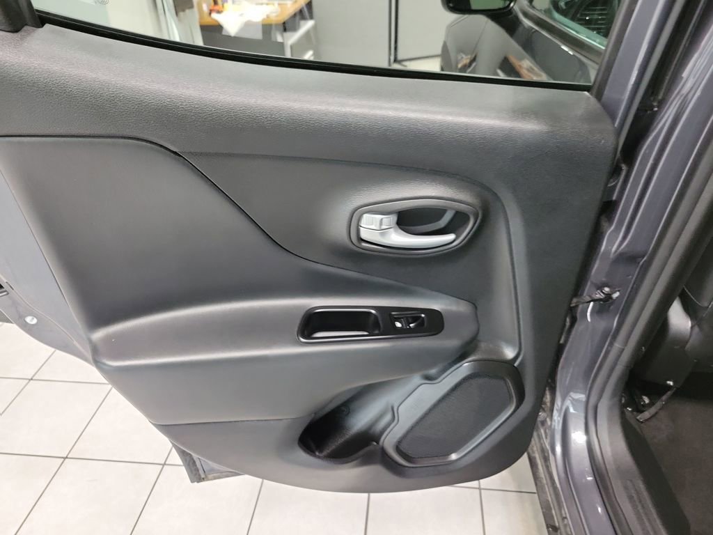 Used 2023 Jeep Renegade Limited image 31