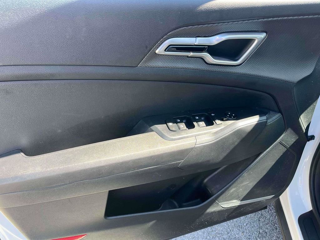 Used 2025 Kia Sportage LX image 14