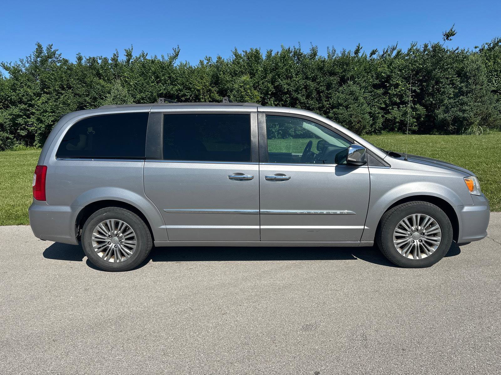 Used 2016 Chrysler Town & Country Touring-L w/ Driver Convenience Group FWD image 14