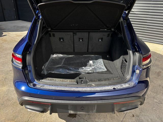Used 2025 Porsche Macan AWD/4WD image 26