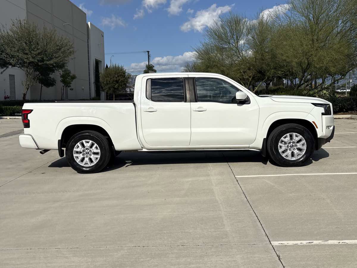 Used 2022 Nissan Frontier SV image 2