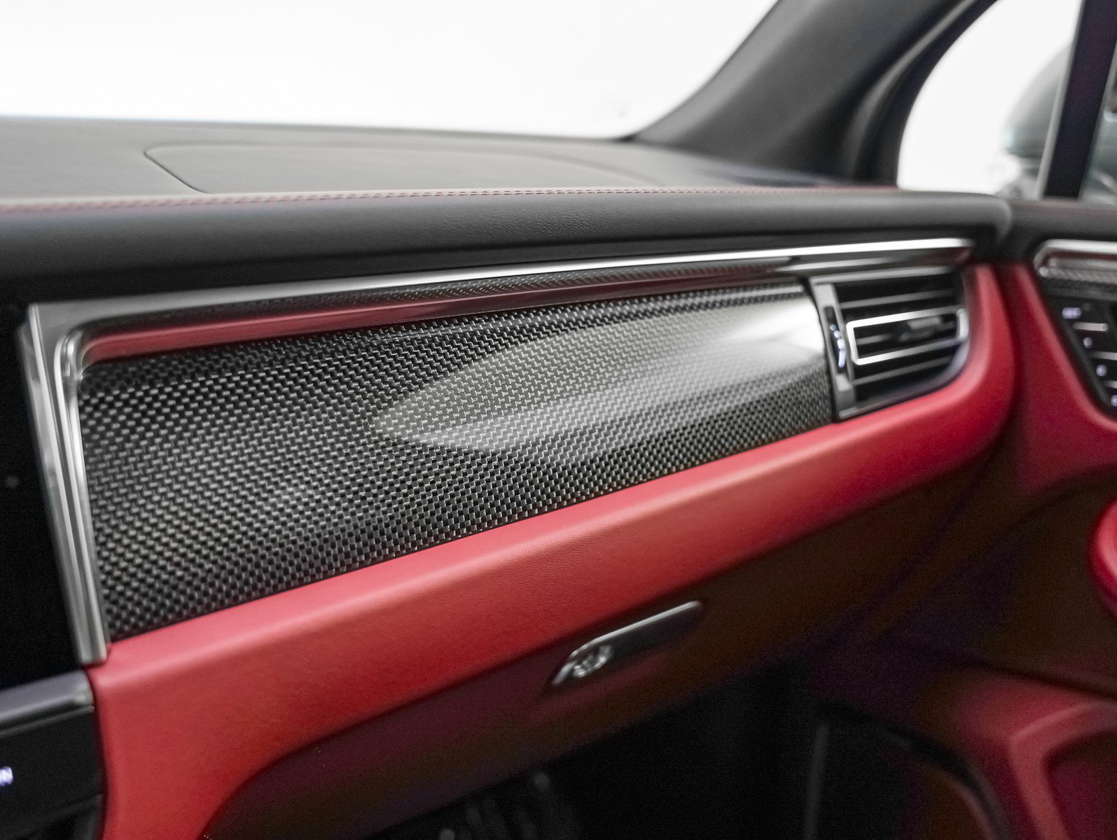 Certified 2025 Porsche Macan GTS image 25
