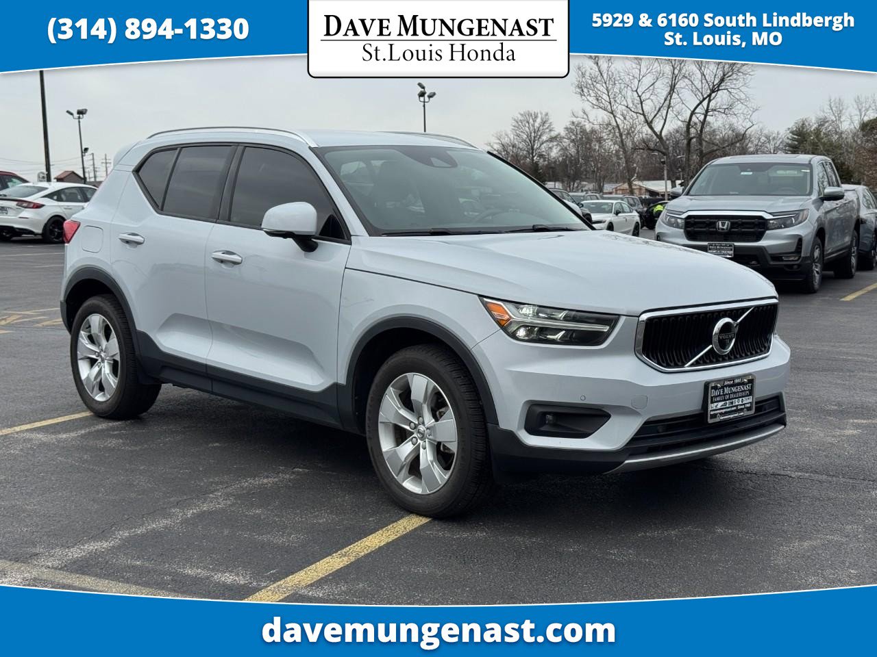 Used 2022 Volvo XC40 T4 Momentum image 1