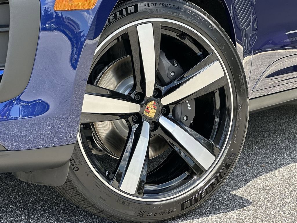 Certified 2025 Porsche Macan image 6
