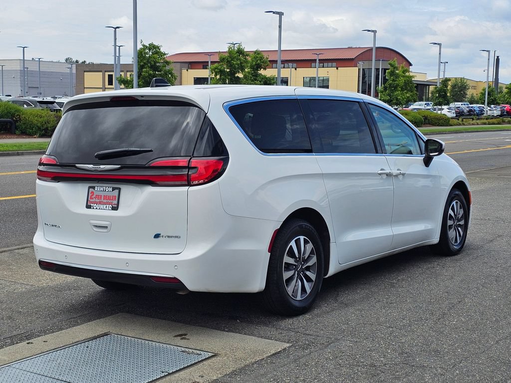 Used 2023 Chrysler Pacifica Touring-L FWD image 5