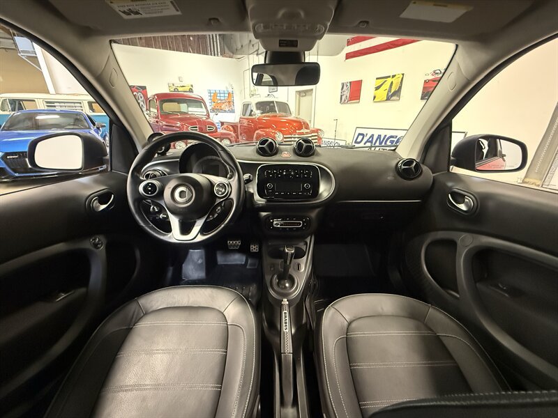 Used 2017 smart fortwo passion RWD image 15