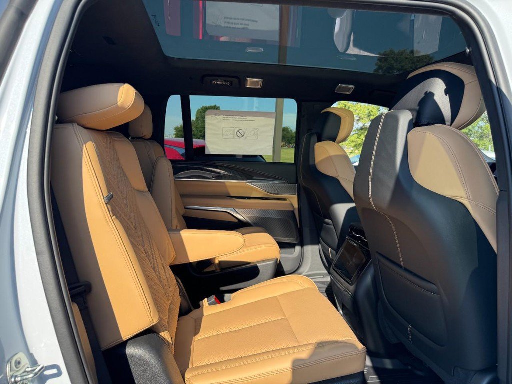 New 2026 Cadillac Escalade IQL Sport 2 w/ LPO, ONYX Package AWD/4WD image 5