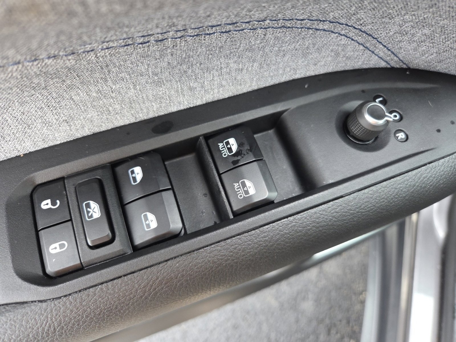 Used 2023 Jeep Compass Latitude w/ Convenience Group image 24